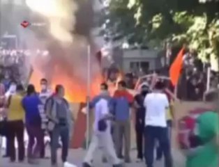 Eylemde Türk Bayrağını yaktılar! Taş dolu saksıları polisin üzerine yağdırdılar..