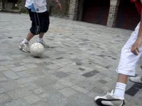 Alex petit pont à Max