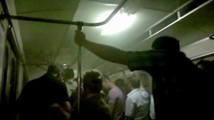 Des passagers filment le métro enfumé de Moscou