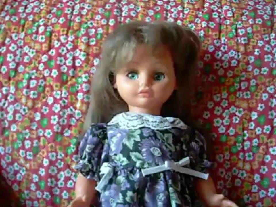 poupée Bella qui chante :"il court le furet"