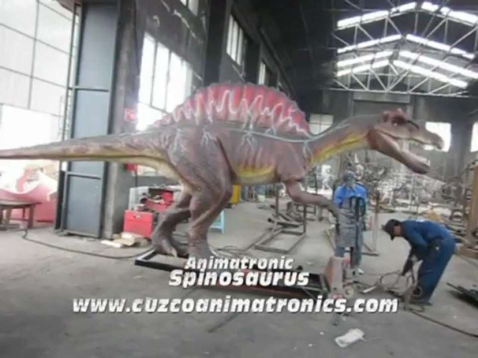 Test d'un dinosaure animatronic de la famille spinosaurus