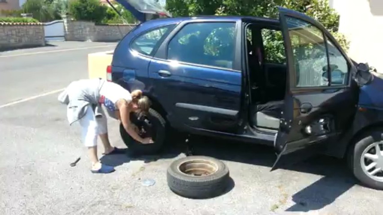 Mode d'emploi pour changer une roue de voiture par une FEMME :)