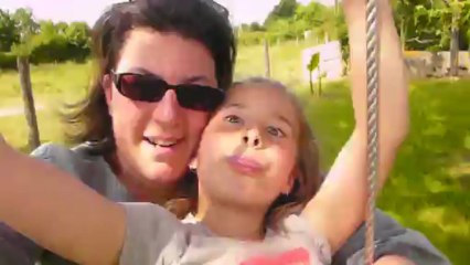 maman et maela sur la balancoire