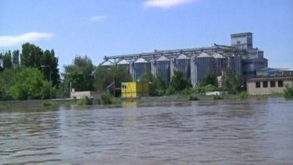 Floods threaten Czech chemical factory