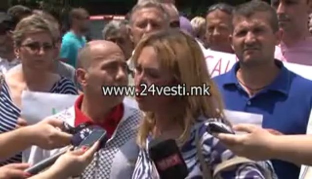 PROTESTI PRED OPSTINA CENTAR ZA CRKVATA