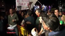Grillo a Torvajanica, momenti di tensione con il pubblico e la stampa