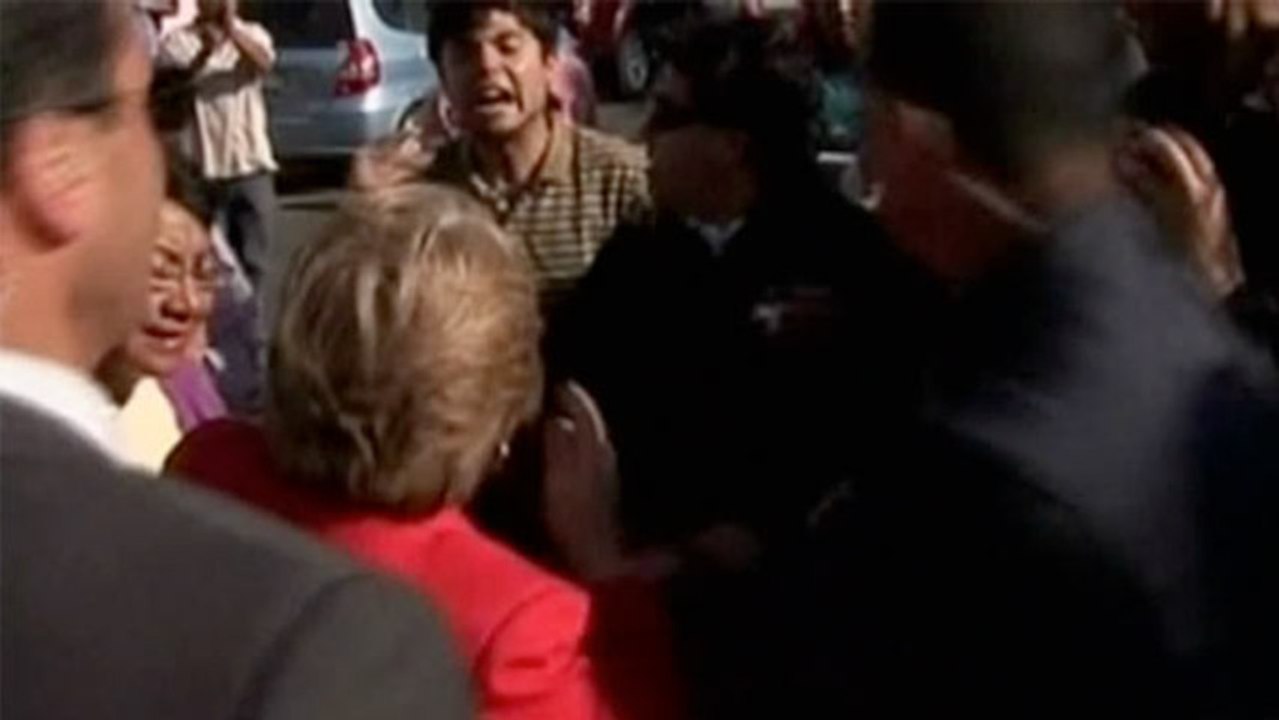 La présidente du Chili se fait cracher dessus !