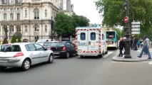 samu de Paris ( UMH Pitié-Salpêtrière ) en urgence Quai de Seine dans le centre de Paris