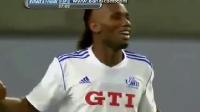 Didier Drogba se régale et fusille un gardien !