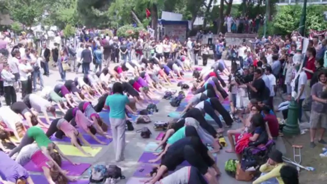 Yoga-Protest gegen Erdogan im Gezi-Park