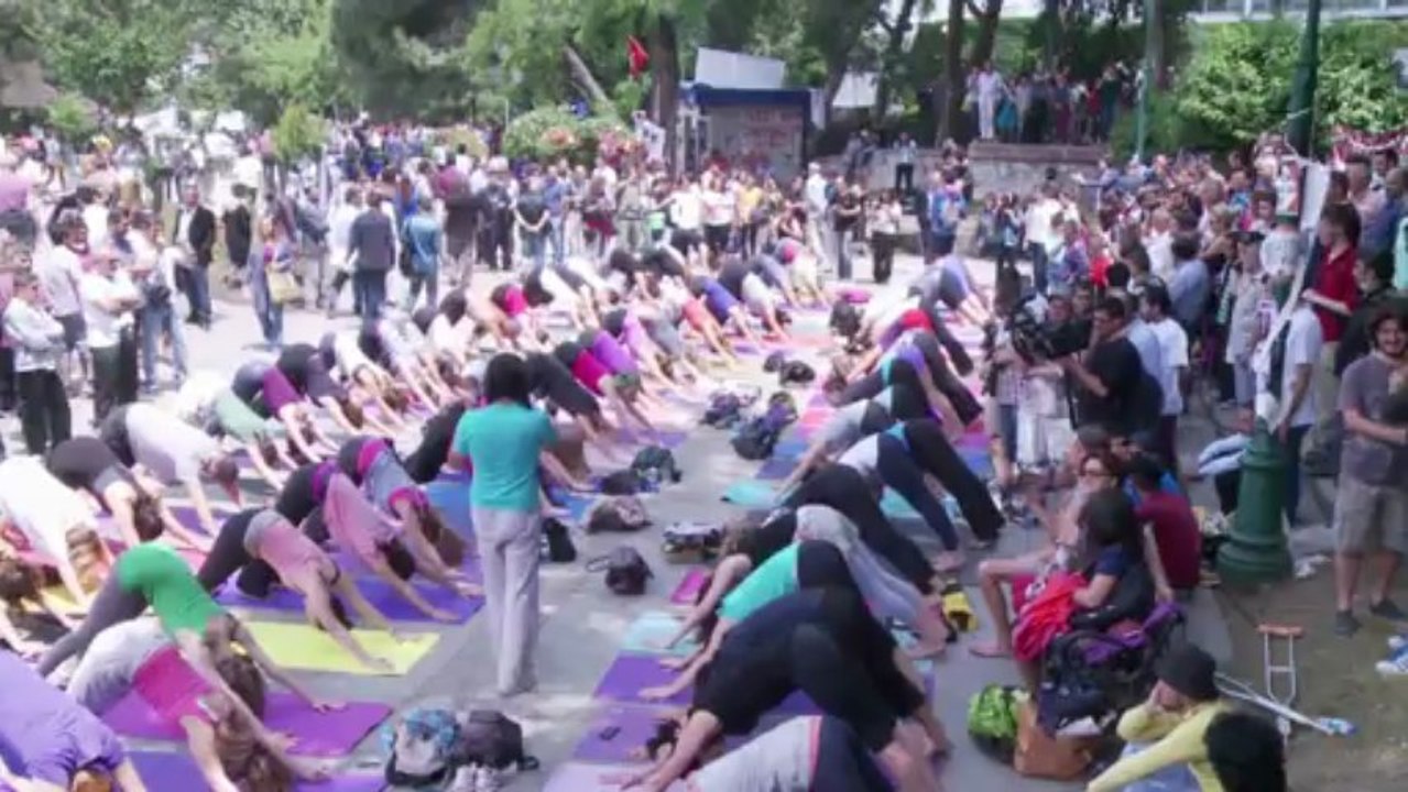 Yoga-protest gegen erdogan im gezi-park