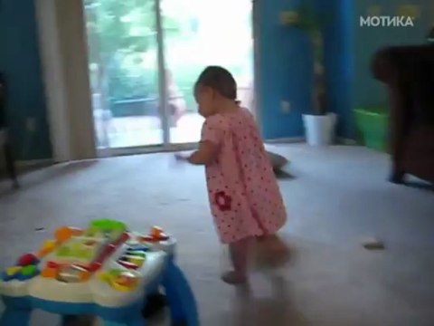 МОТИКА: Малата ќеркичка разговара на мобилен телефон со татко и