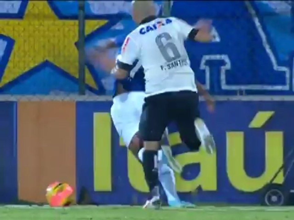 Cruzeiro bate Corinthians com pênalti e lidera
