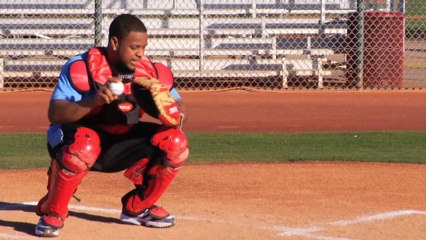 Cómo lo hace un catcher con bateador derecho y zurdo - Carlos Santana