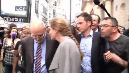 "Dégage ! Casse toi !" : NKM bousculée par des militants d'extrême gauche