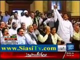 Speaker Punjab Assembly  Shabhaz Sharif ki Tareef ker rhay hein