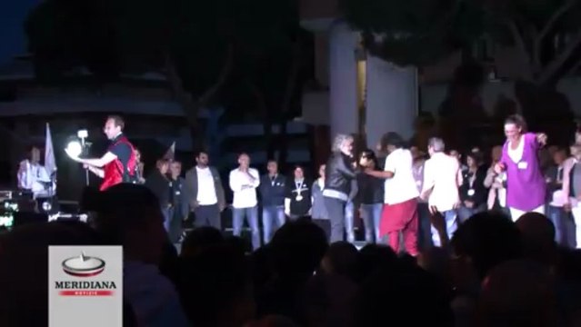 Momenti di tensione al comizio di Beppe Grillo a Torvaianica. Contestatore sale sul palco