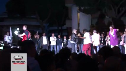 Momenti di tensione al comizio di Beppe Grillo a Torvaianica. Contestatore sale sul palco