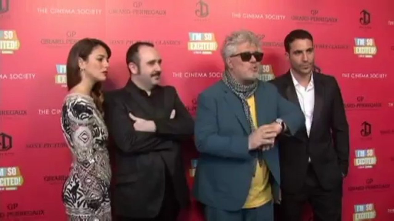 Almodóvar presenta al público de Estados Unidos  "Los amantes pasajeros"