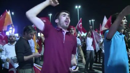 Turquie: Erdogan ovationné par ses partisans