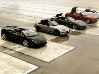 Une Mazda MX-5 défie les Porsche et Lamboghini