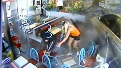 Van crashes into Ohio Taco Bell