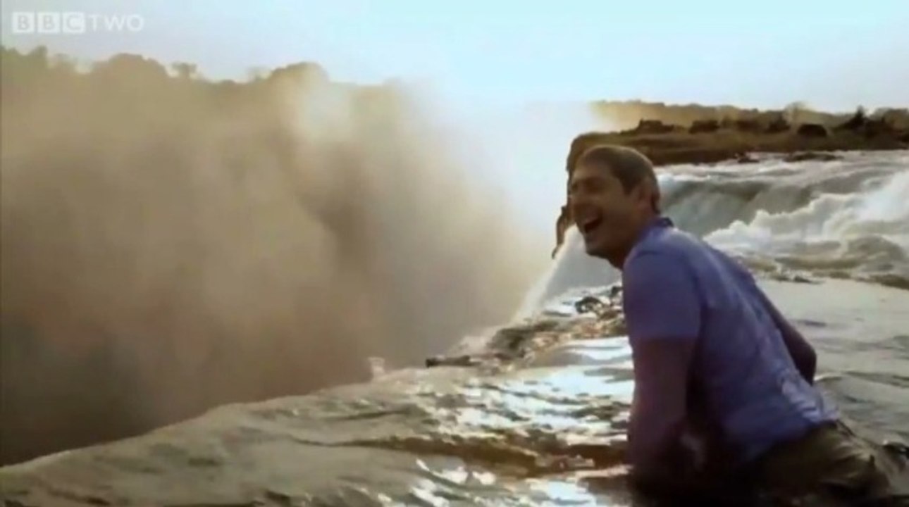 Il va se baigner au bord des chutes Victoria !