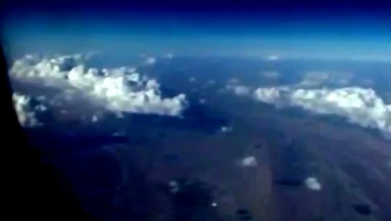 UFO . Iran .07.06. 2013 . (filmé d un avion )