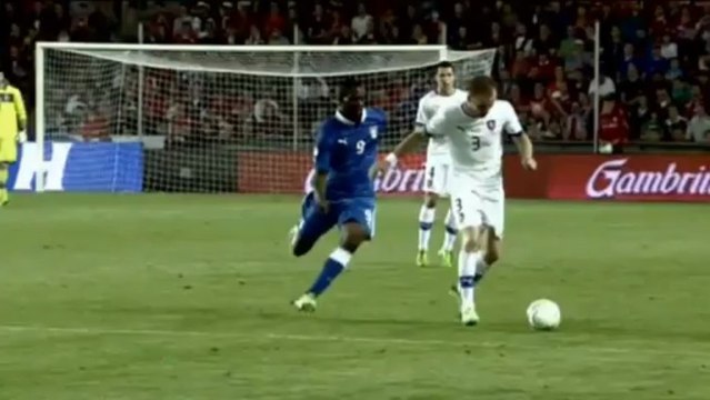 Mensch Mario! Balotelli fliegt vom Platz