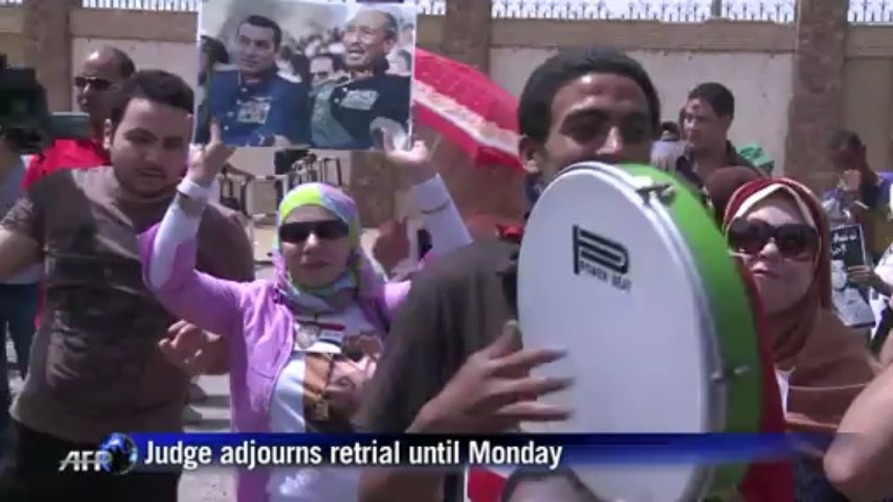 Egypt court adjourns Mubarak trial, bars lawyers
