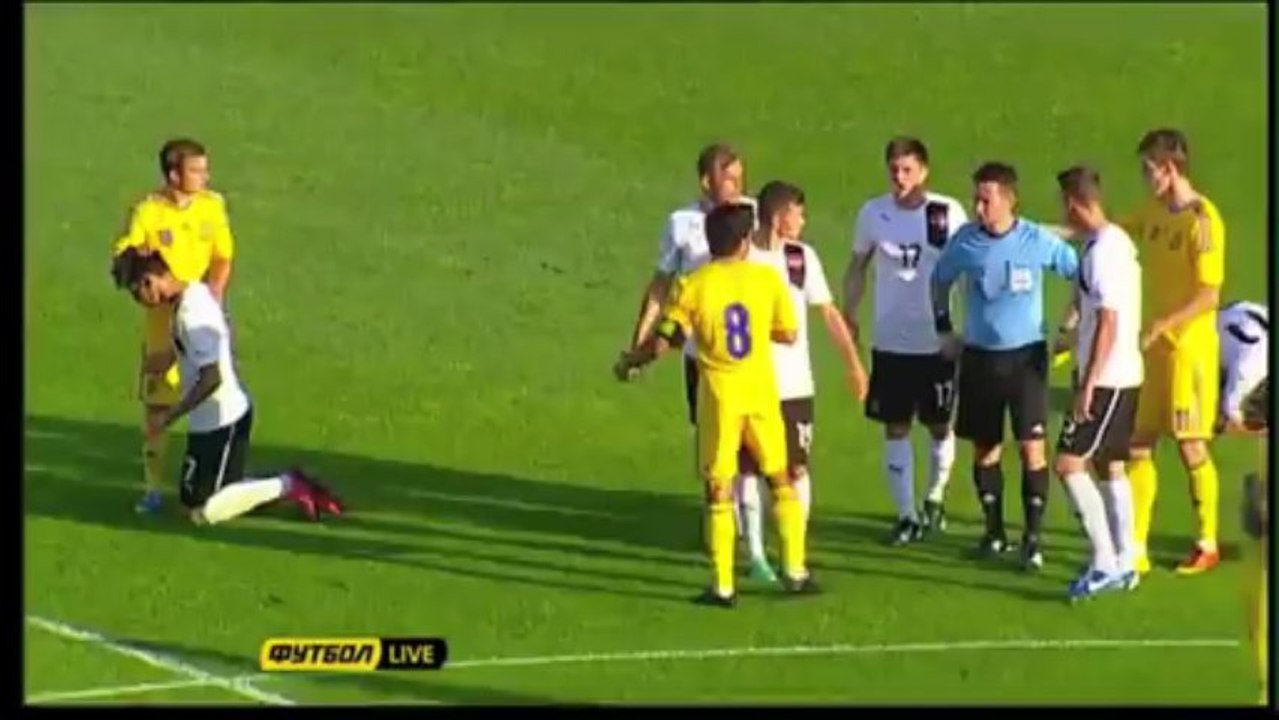 Il prend un carton rouge betement !