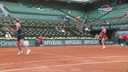 Takım arkadaşını sırtından vurdu