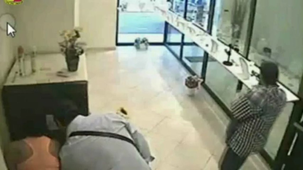 Inchiodati dalle telecamere i due rapinatori del Compro Oro di Guidonia