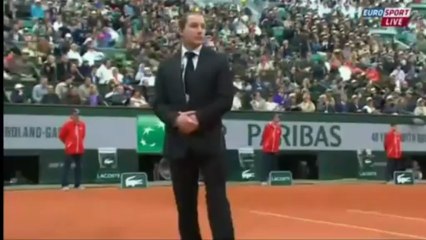 Εισβολέας με καπνογόνο στον τελικό του Ρολάν Γκαρός (1)