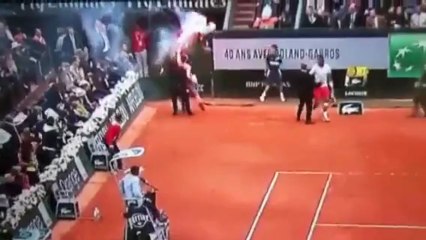 Εισβολέας με καπνογόνο στον τελικό του Ρολάν Γκαρός (2)