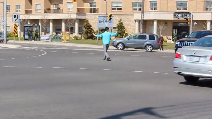 Прохожий заменил сломанный светофор!