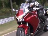 Vidéo : la Honda VFR 1200 en action