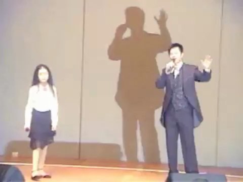 近期一歌唱比賽中；留意到一位小女孩，發出的氣不錯，