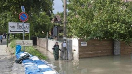 Hungary defences hold as Danube level rises