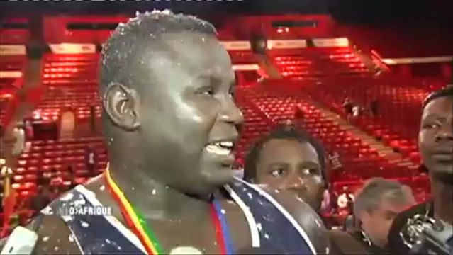 Lutte sénégalaise à Bercy : Bombardier terrasse Baboye
