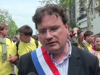 Manif pour tous / Philippe gosselin et son écharpe de parlementaire