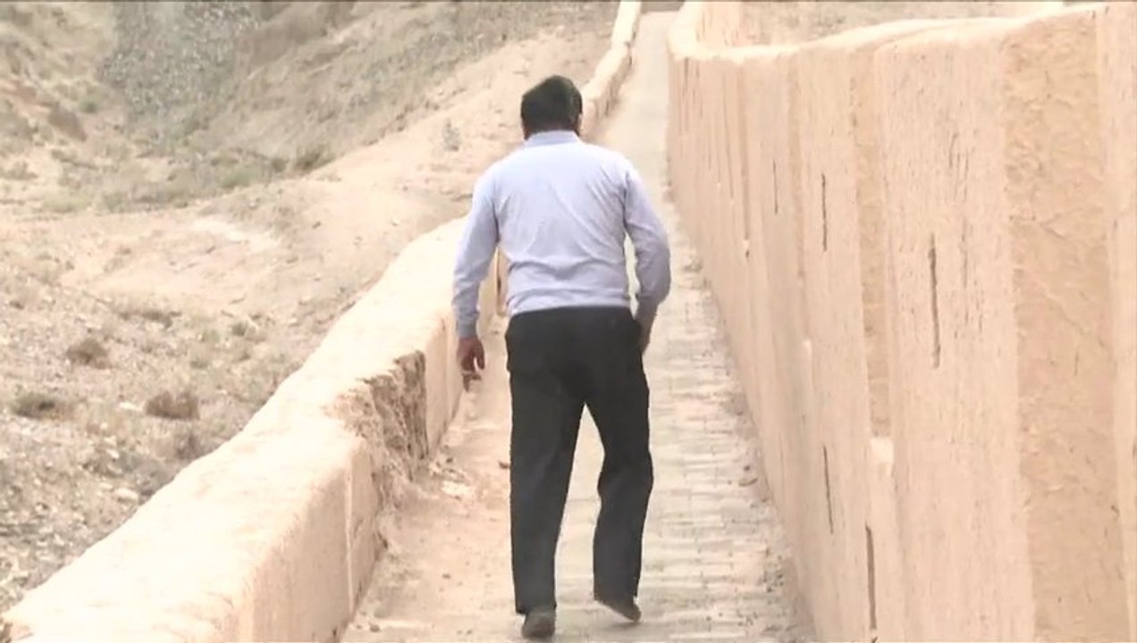 Chine : un homme rénove de ses mains une partie de la Grande Muraille