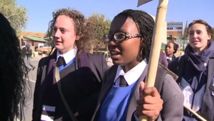 Mandela permanece internado