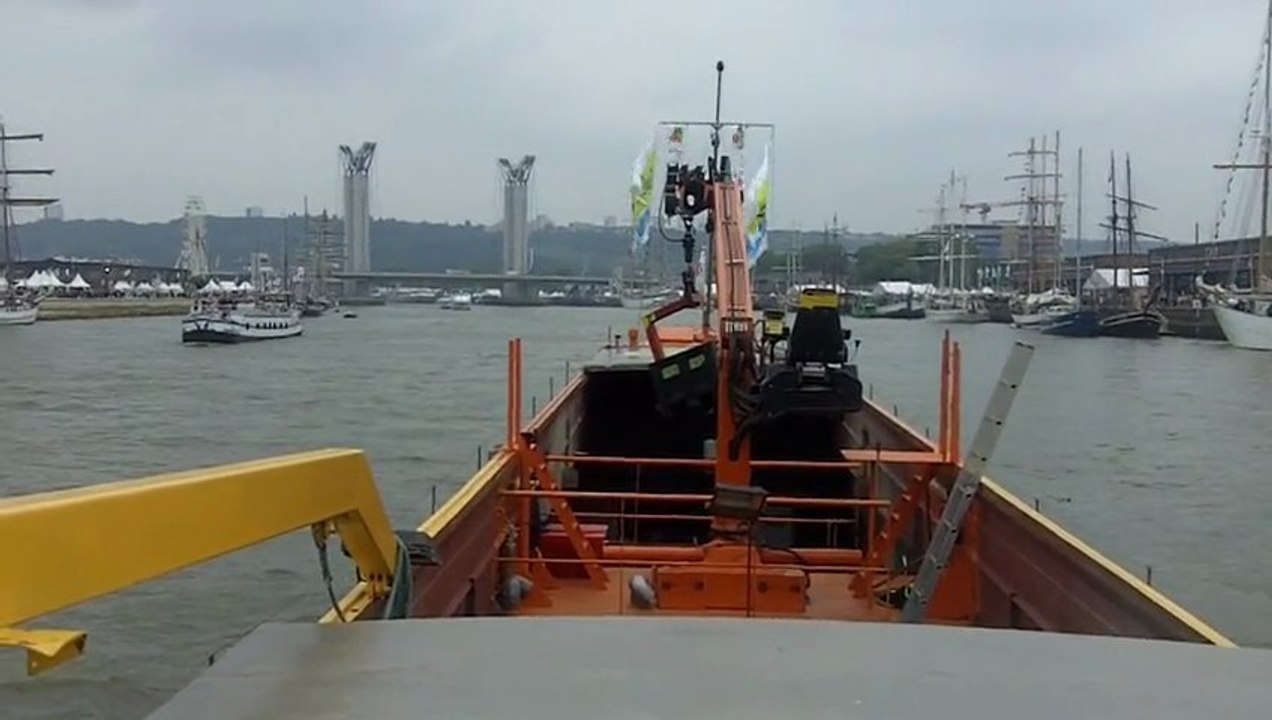Une péniche pour collecter les ordures ménagères des bateaux de l'Armada