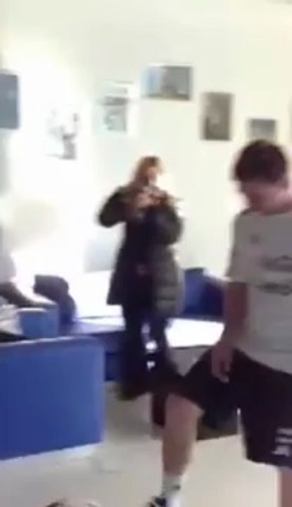 O Μέσι παίζει μπάλα με ένα παιδί σε αναπηρικό καροτσάκι