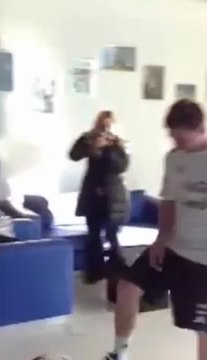 O Μέσι παίζει μπάλα με ένα παιδί σε αναπηρικό καροτσάκι