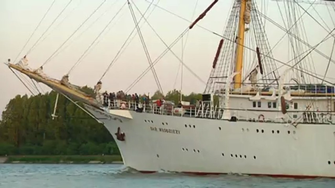 Armada 2013 - Passage des bateaux sous le pont Flaubert