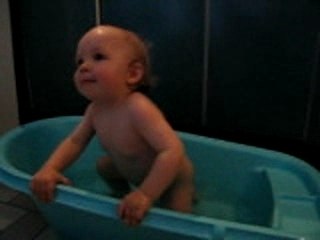 maya joue dans son bain #2