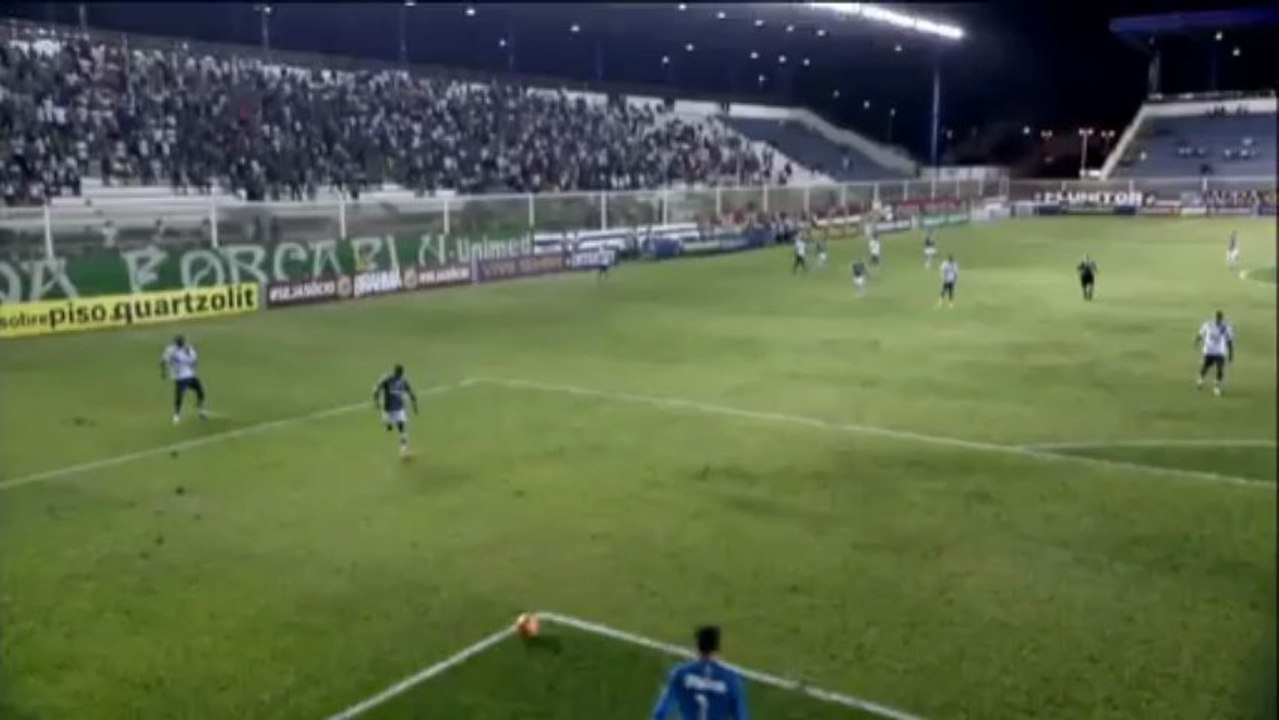 Brasileiro: Unfassbar! Blutgrätsche gegen den Torwart