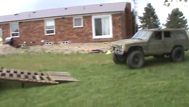 Une jeep défonce une piscine en ratant un jump!